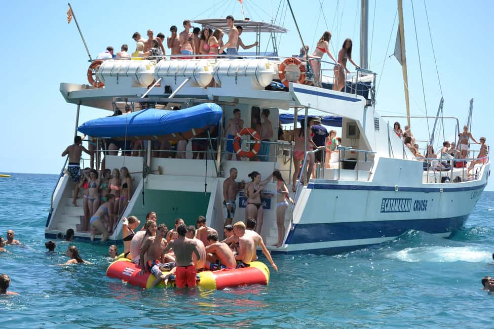 bild nr.12 av Lloret de Mar: Katamarankryssning med mat, dryck och musik aktivitet i Lloret de Mar, uppladdad av arrangören