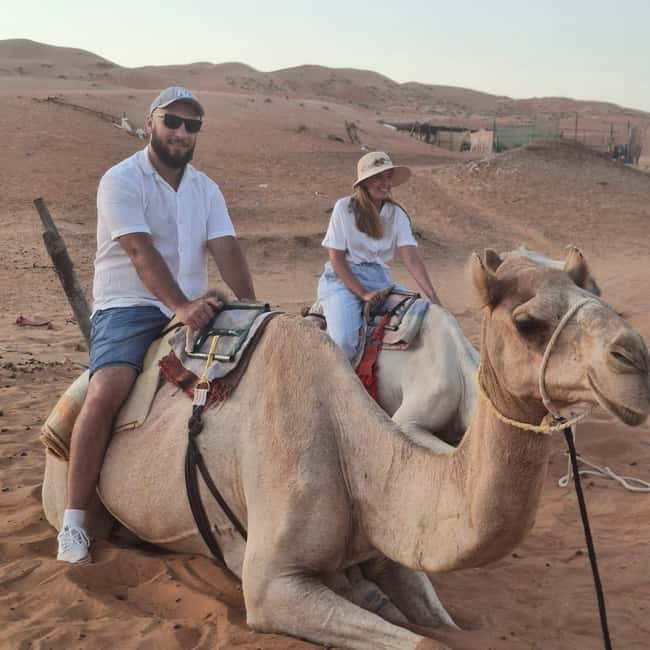 Immagine nº 1 di Muscat: giro in cammello al tramonto nel deserto di Bidiya con trasferimento attività a Regione al-Sharqiyya, caricata dal fornitore