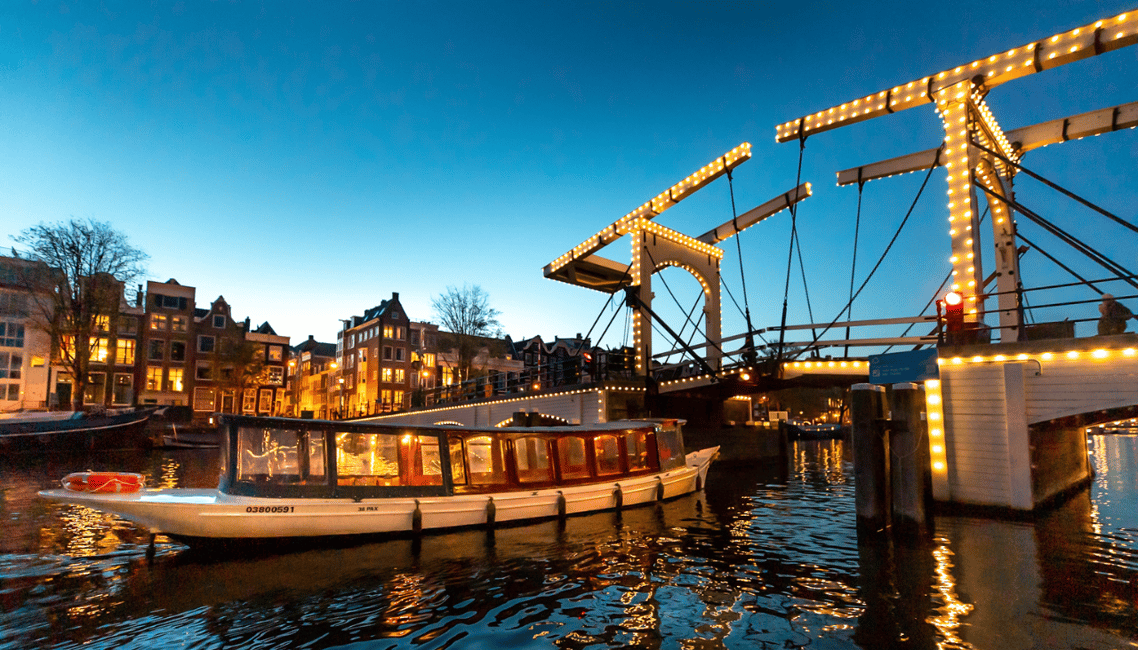 Image N°1 de Amsterdam : Croisière sur les canaux en soirée avec bar (ouvert) à bord activité à Amsterdam, publiée par le prestataire