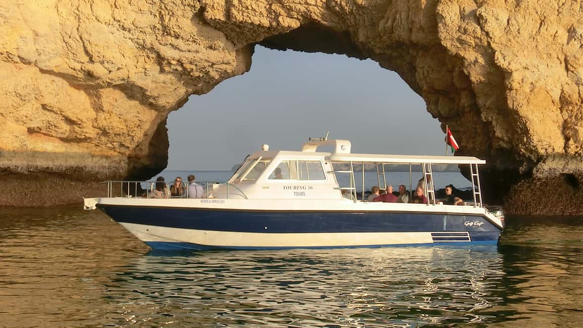 Immagine nº 1 di Muscat: gita in barca sulla costa e al tramonto attività a Mascate, caricata dal fornitore