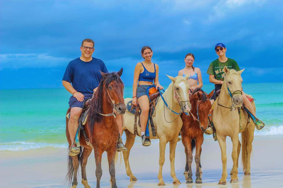 imagem n.2 de Passeio a cavalo em Punta Cana e pôr do sol + praia + transporte gratuito atividade em Higüey, carregada pelo fornecedor