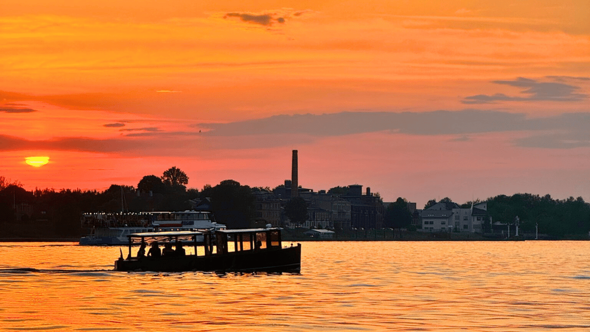 Bild Nr. 2 von Riga: Private Bootstour durch die Kanäle von Riga mit lettischem Bier Aktivität in Riga, hochgeladen vom Anbieter
