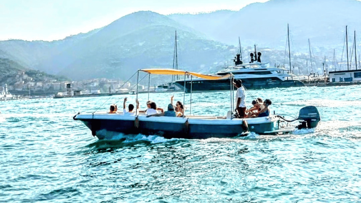 Immagine nº 3 di La Spezia: tour in barca delle Cinque Terre con cibo e bevande attività a Levanto, caricata dal fornitore