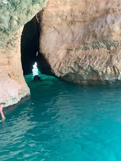 Immagine nº 2 di Muscat: tour privato di un giorno intero di Wadi Shab e Bimmah Sinkhole attività a Governatorato di Ash Sharqiyah Sud, caricata dal fornitore