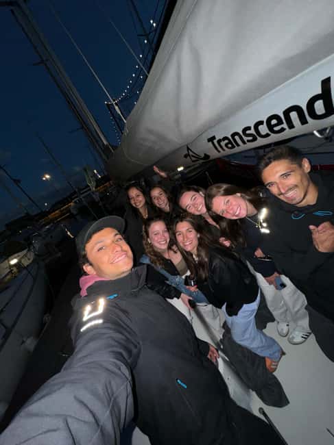 imagem n.10 de Lisboa: Passeio de Veleiro com Guia Local e Open Bar de Vinho Verde atividade em Lisboa, carregada pelo fornecedor