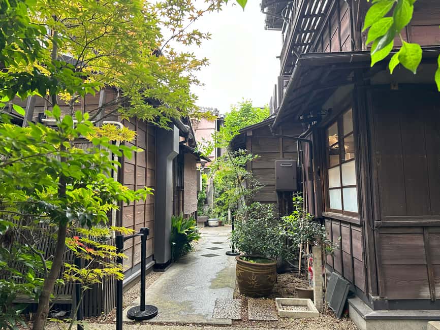 image n.1 of Tokyo : Stroll in the Old traditional town~Yanaka & Nezu activity in Tokyo, uploaded by supplier