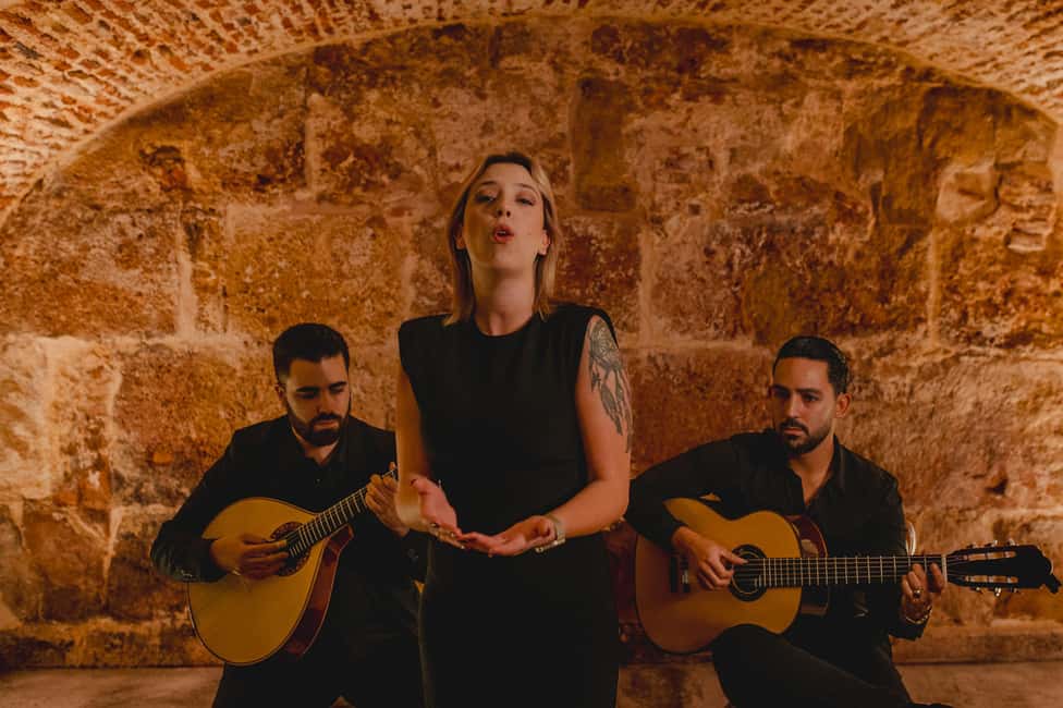 imagem n.4 de Lisboa: Espetáculo de Fado e Vinho dentro das Muralhas Medievais atividade em Lisboa, carregada pelo fornecedor