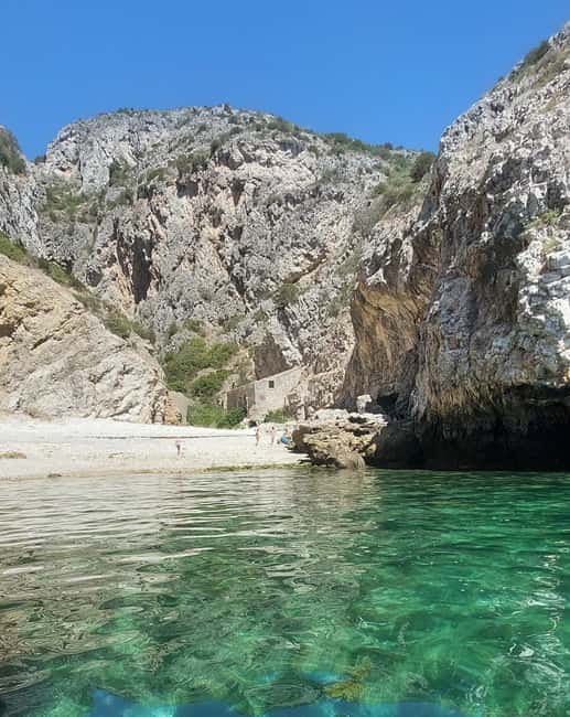 imagem n.30 de Sesimbra: Passeio de barco pelas baías e praias secretas com snorkeling atividade em Distrito de Lisboa, carregada pelo fornecedor