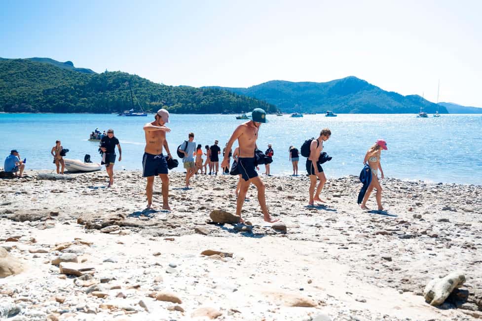 afbeelding n.5 van Whitsundays: 2 dagen 1 nacht Zeilen, snorkelen, Whitehaven activiteit in Queensland, geüpload door aanbieder