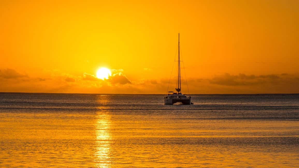 Immagine nº 1 di Porto Conte: Escursione in catamarano al tramonto con aperitivo attività a Alghero, caricata dal fornitore