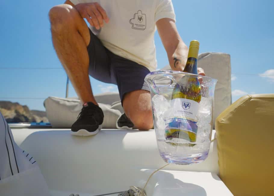 imagem n.5 de Cruzeiro Santorini Gold Catamaran com snorkel, churrasco e bar aberto atividade em Vlichada, carregada pelo fornecedor