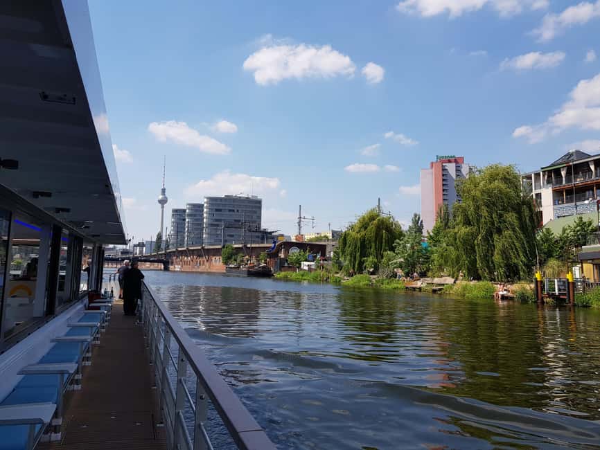Bild Nr. 2 von Berlin: East Side Gallery Spreefahrt mit einem Solar-Katamaran Aktivität in Berlin, hochgeladen vom Anbieter