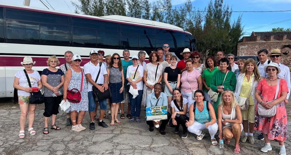 imagem n.16 de Ocho Rios: Blue Hole, White River Tubing e passeio a cavalo atividade em Jamaica, carregada pelo fornecedor