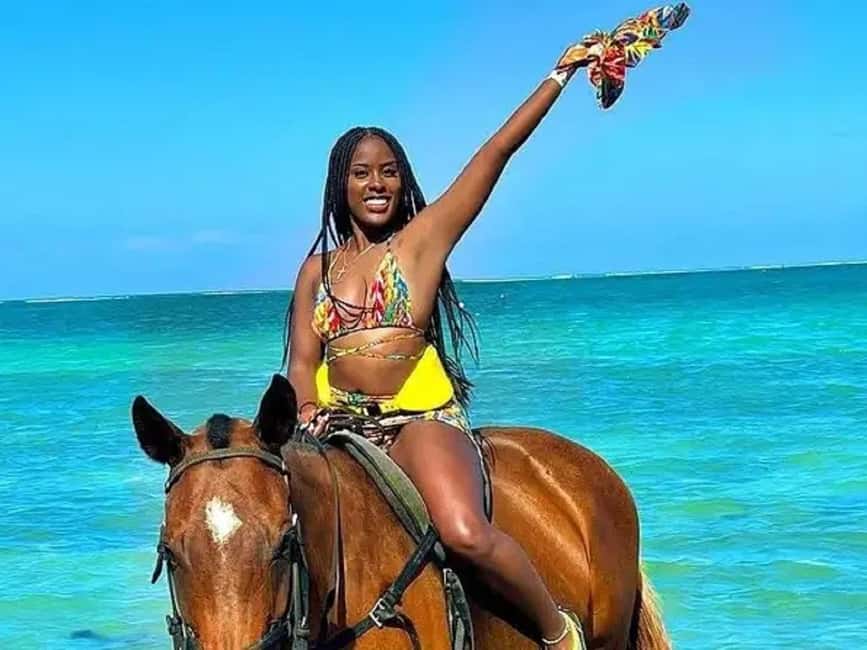 imagem n.2 de Transporte para o passeio a cavalo e natação em Chukka atividade em Montego Bay, carregada pelo fornecedor