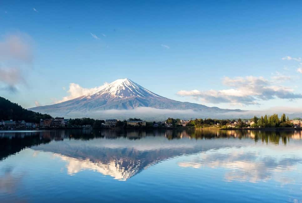 image n.5 of Tokyo: Mt. Fuji, LakeKawaguchiko, Pagoda, & Oishi Park Tour activity in Fujinomiya, uploaded by supplier
