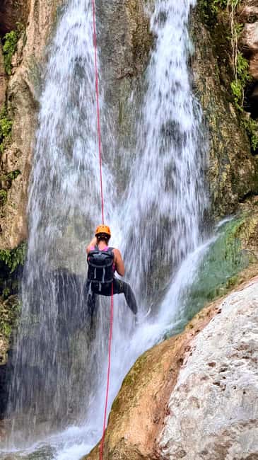 Immagine nº 3 di Muscat: avventura di canyoning nel Wadi Mibam con discesa in corda doppia attività a Regione al-Sharqiyya, caricata dal fornitore