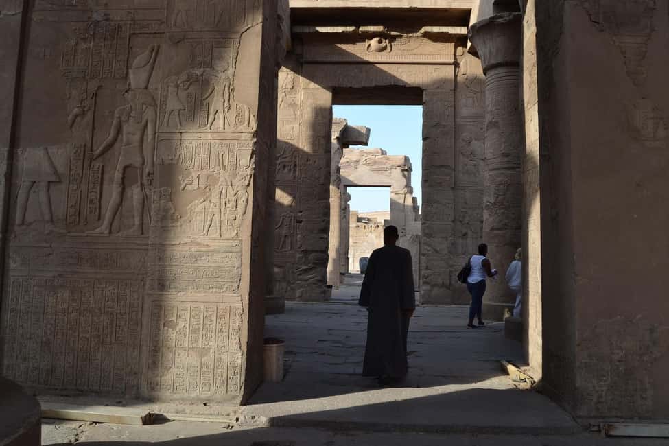 imagem n.1 de De Luxor: Excursão particular aos templos de Edfu e Kom Ombo e almoço atividade em Edfu, carregada pelo fornecedor