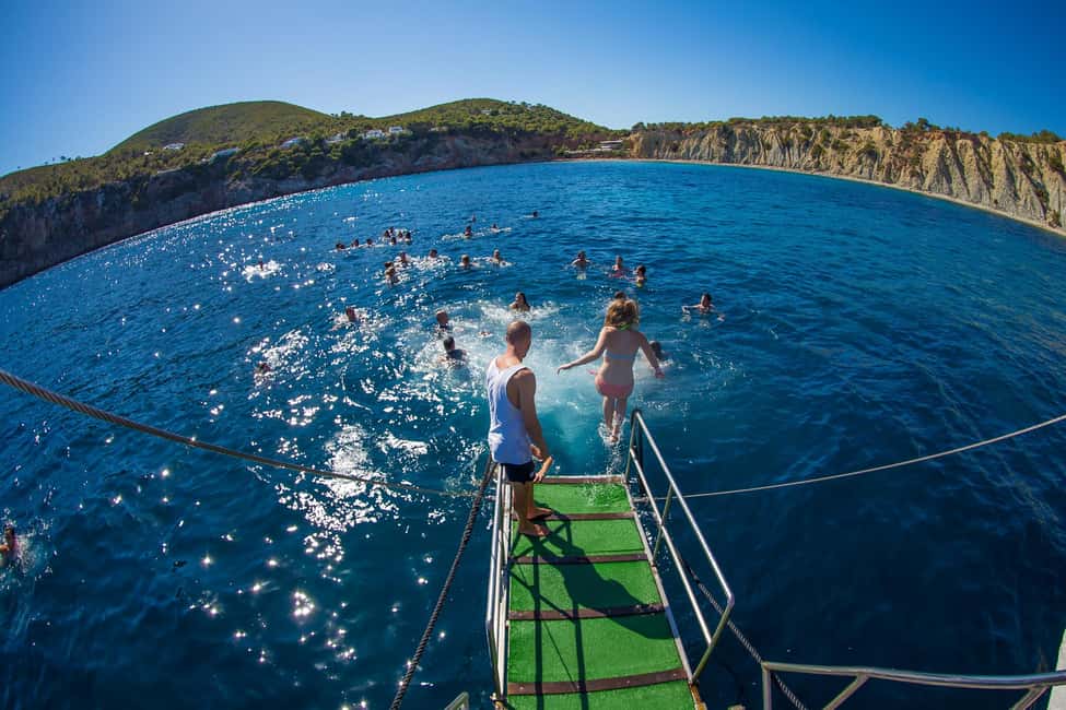 Image N°24 de Ibiza : Soirée VIP sur un catamaran avec Open Bar Premium, Paella et Ticket Club activité à Ibiza (ville), publiée par le prestataire
