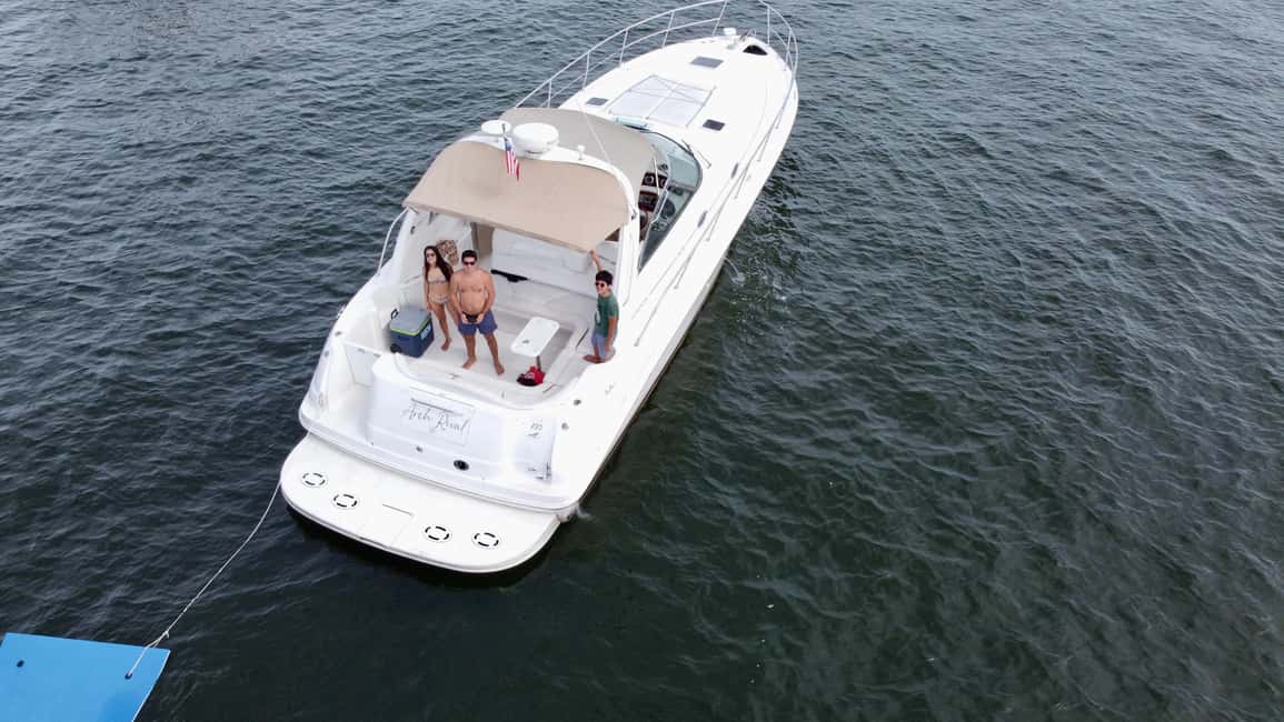 imagen n.º 2 de Miami: Excursión Privada en Yate de Alquiler con Champán y Snorkel actividad en Miami, subida por el proveedor