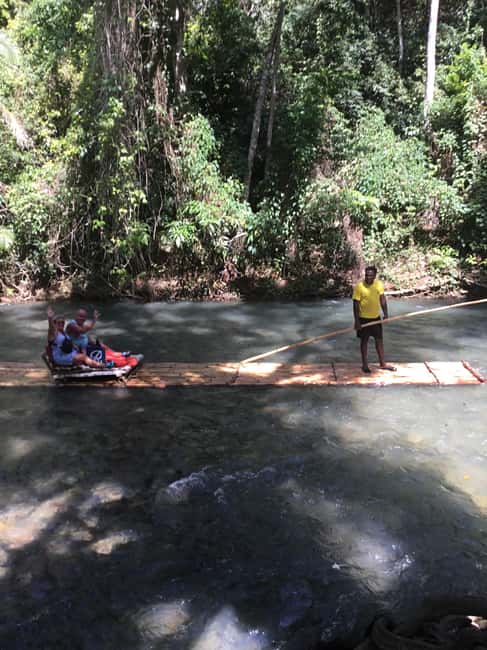 imagem n.1 de Falmouth: Rafting de bambu e excursão às Cataratas do Rio Dunn atividade em Ocho Rios, carregada pelo fornecedor