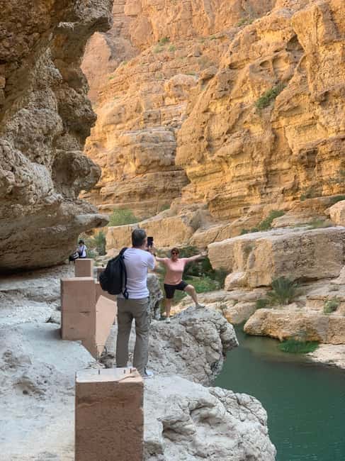 Immagine nº 6 di Muscat: Tour privato di Wadi Shab e Bimmah Sinkhole con pranzo attività a Regione al-Sharqiyya, caricata dal fornitore