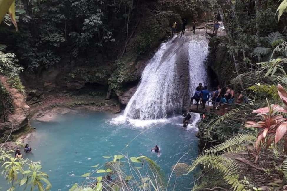 imagem n.2 de De Ocho Rios: Passeio pelo Blue Hole e Dunn's River Falls atividade em Ocho Rios, carregada pelo fornecedor