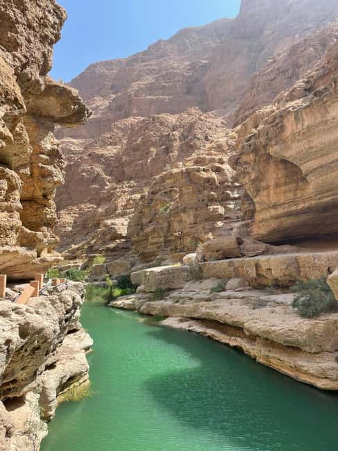 Immagine nº 1 di Muscat: Tour privato di Wadi Shab e Bimmah Sinkhole con pranzo attività a Regione al-Sharqiyya, caricata dal fornitore