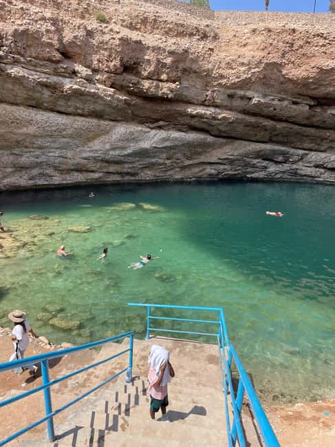Immagine nº 14 di Muscat: Tour privato di Wadi Shab e Bimmah Sinkhole con pranzo attività a Regione al-Sharqiyya, caricata dal fornitore