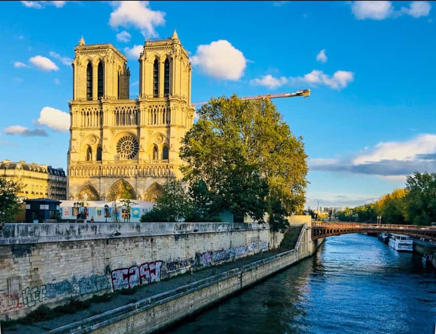 Image N°5 de Paris : Visite à pied des extérieurs de Notre-Dame et de l'île de la Cité activité à Paris, publiée par le prestataire