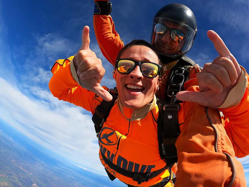 imagem n.3 de Skydive Algarve: Paraquedismo Tandem 10.000ft (até 15.000ft) atividade em Alvor, carregada pelo fornecedor