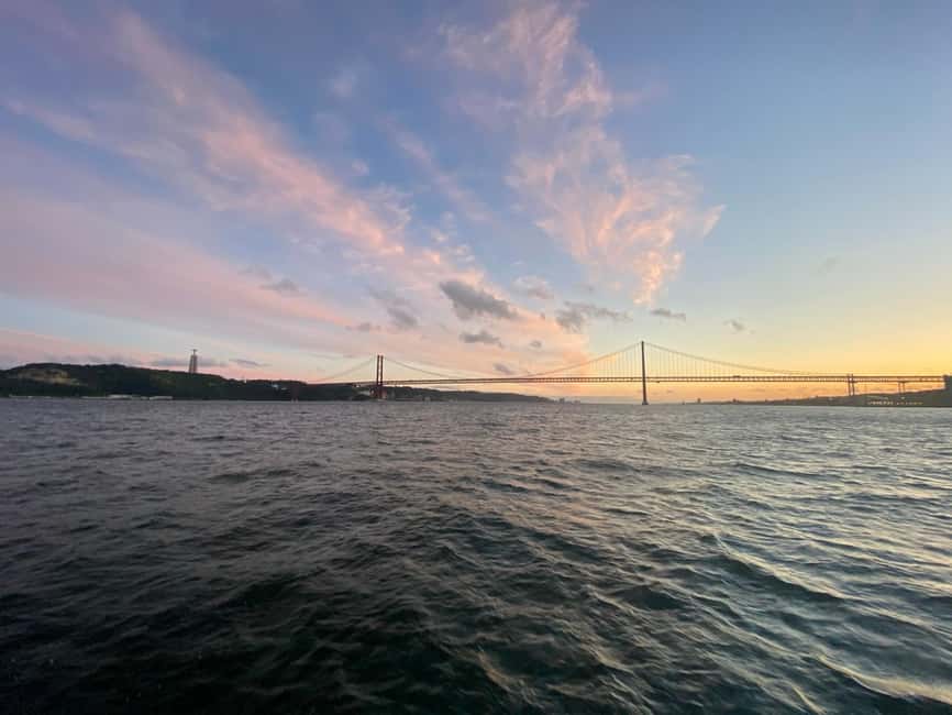 afbeelding n.11 van Lissabon: Catamarancruise bij zonsondergang, muziek en open bar activiteit in Lissabon, geüpload door aanbieder