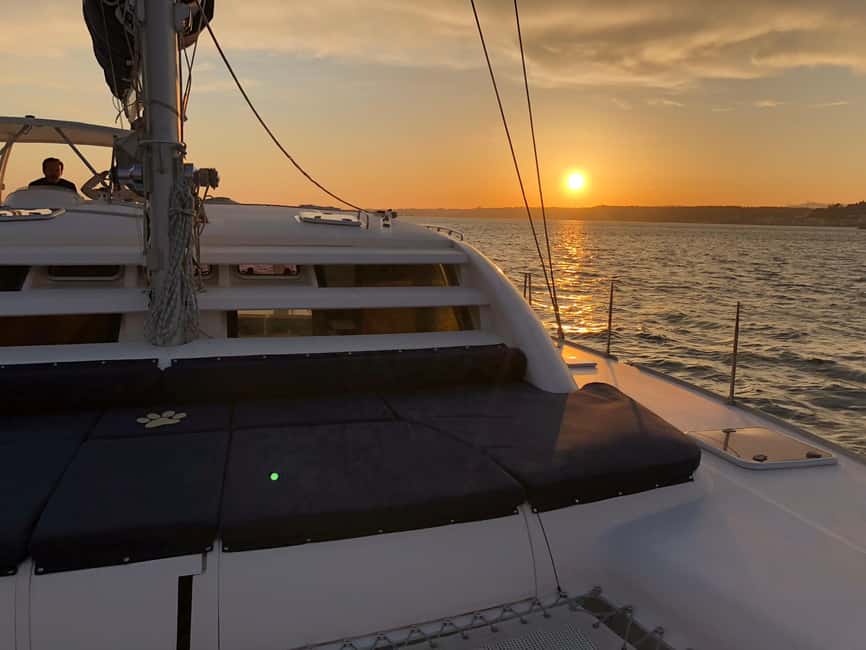 afbeelding n.13 van Lissabon: Catamarancruise bij zonsondergang, muziek en open bar activiteit in Lissabon, geüpload door aanbieder