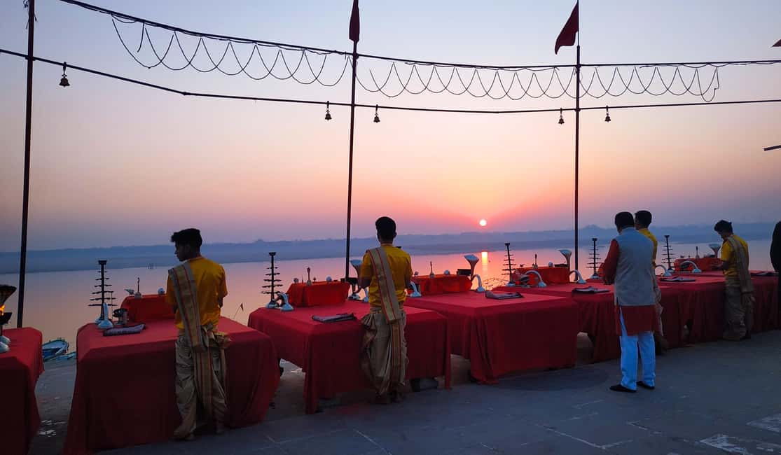 imagem n.2 de Passeio de um dia em Varanasi - Passeio de barco, caminhada, templo de ioga, luta livre atividade em Varanasi, carregada pelo fornecedor