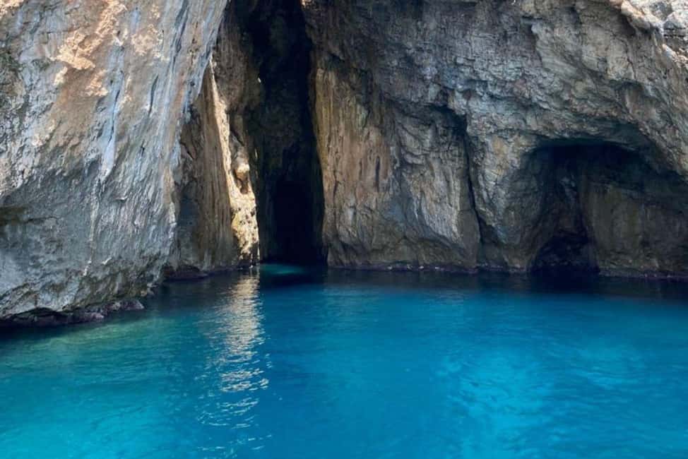 Immagine nº 3 di TOUR DELLE GROTTE DI LEUCA CON SKIPPER 3 ORE attività a Lecce, caricata dal fornitore