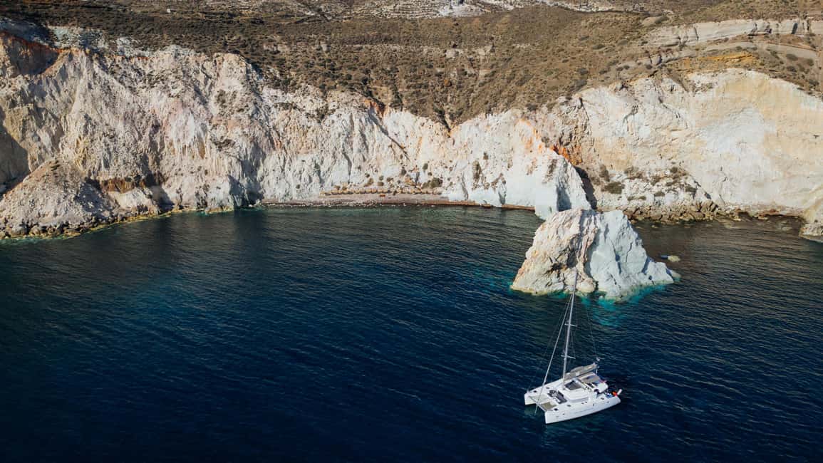 imagem n.10 de Cruzeiro Santorini Gold Catamaran com snorkel, churrasco e bar aberto atividade em Vlichada, carregada pelo fornecedor