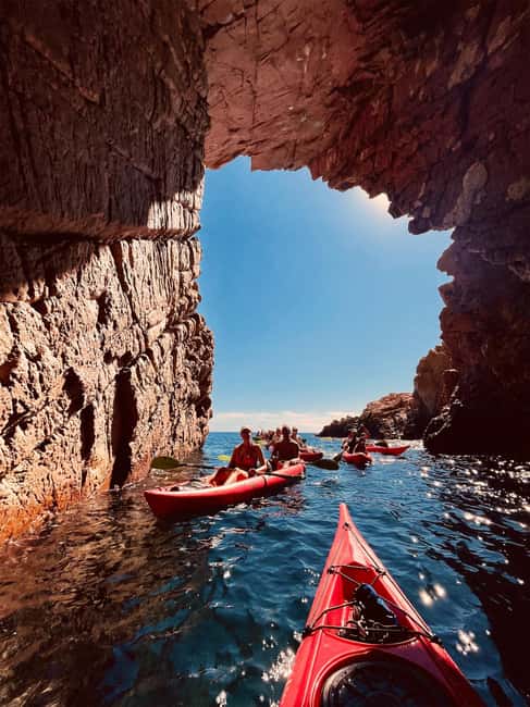Immagine nº 11 di Sardegna: tour mattutino in kayak + snorkeling e aperitivo locale attività a Sardegna, caricata dal fornitore