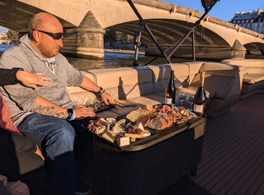 Image N°6 de Paris : Croisière privée au coucher du soleil avec apéritif et prise en charge des passagers activité à Paris, publiée par le prestataire