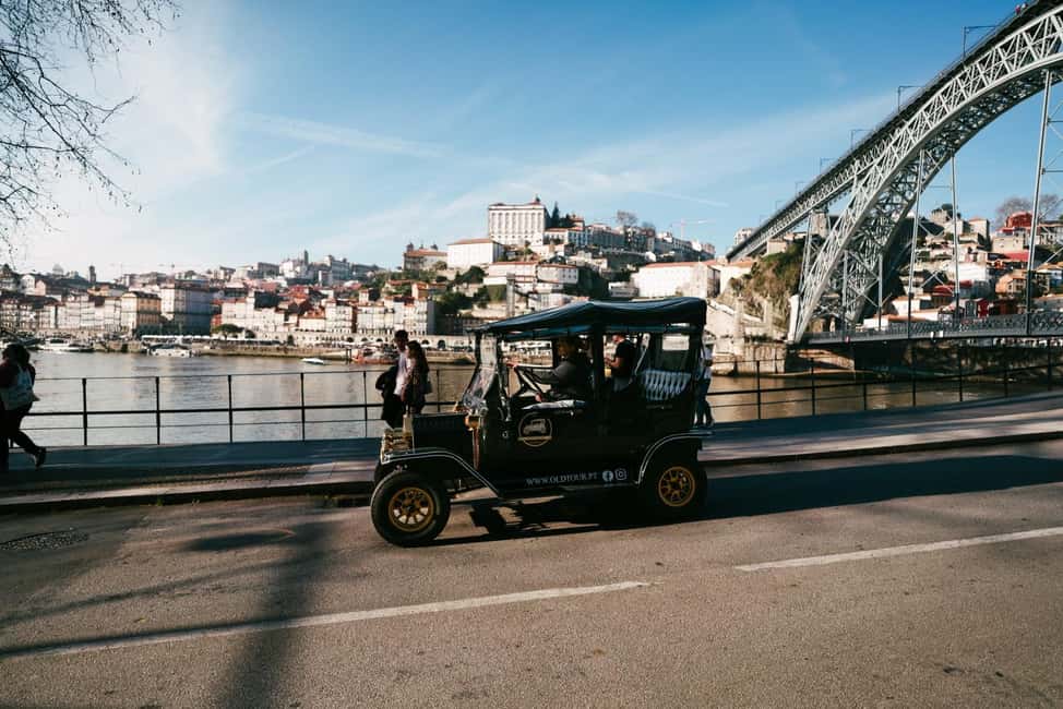 imagem n.2 de Porto:Tour particular pela cidade histórica num Ford T clássico atividade em Porto, Portugal, carregada pelo fornecedor