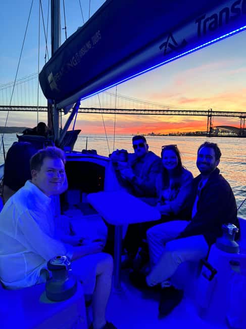 imagem n.23 de Lisboa: Passeio de Veleiro com Guia Local e Open Bar de Vinho Verde atividade em Lisboa, carregada pelo fornecedor