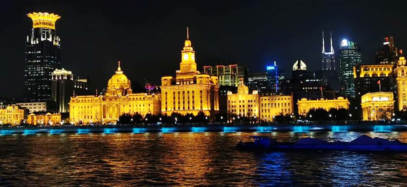 Image N°4 de Croisière nocturne sur le fleuve Shanghai : siège VIP et dîner authentique activité à Shanghaï, publiée par le prestataire