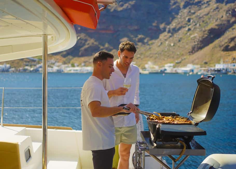 imagem n.8 de Cruzeiro Santorini Gold Catamaran com snorkel, churrasco e bar aberto atividade em Vlichada, carregada pelo fornecedor