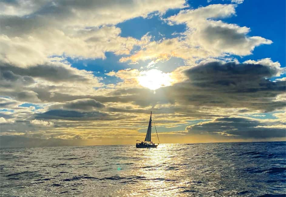 Immagine nº 3 di Funchal: tour in barca a vela al tramonto attività a Câmara de Lobos, caricata dal fornitore