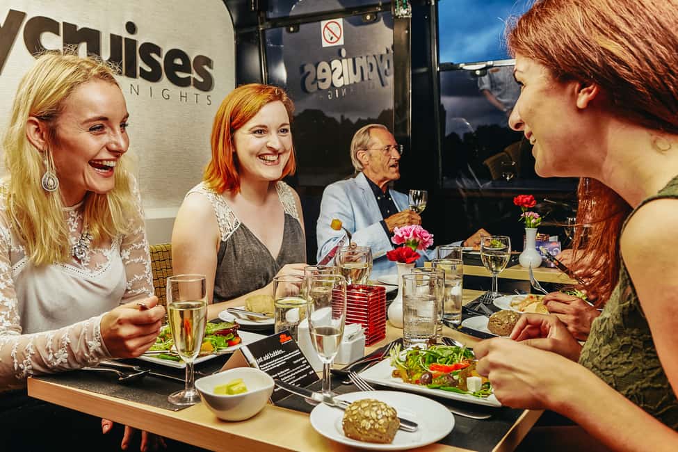 Image N°6 de Londres : Dîner-croisière sur la Tamise activité à Royaume-Uni, publiée par le prestataire