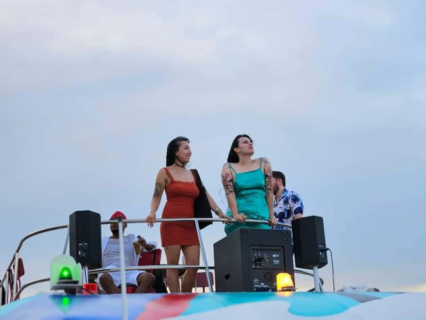 image n.17 of Bangkok: Chao Phraya Booze Cruise With Unlimited Drinks activity in Bangkok, uploaded by supplier