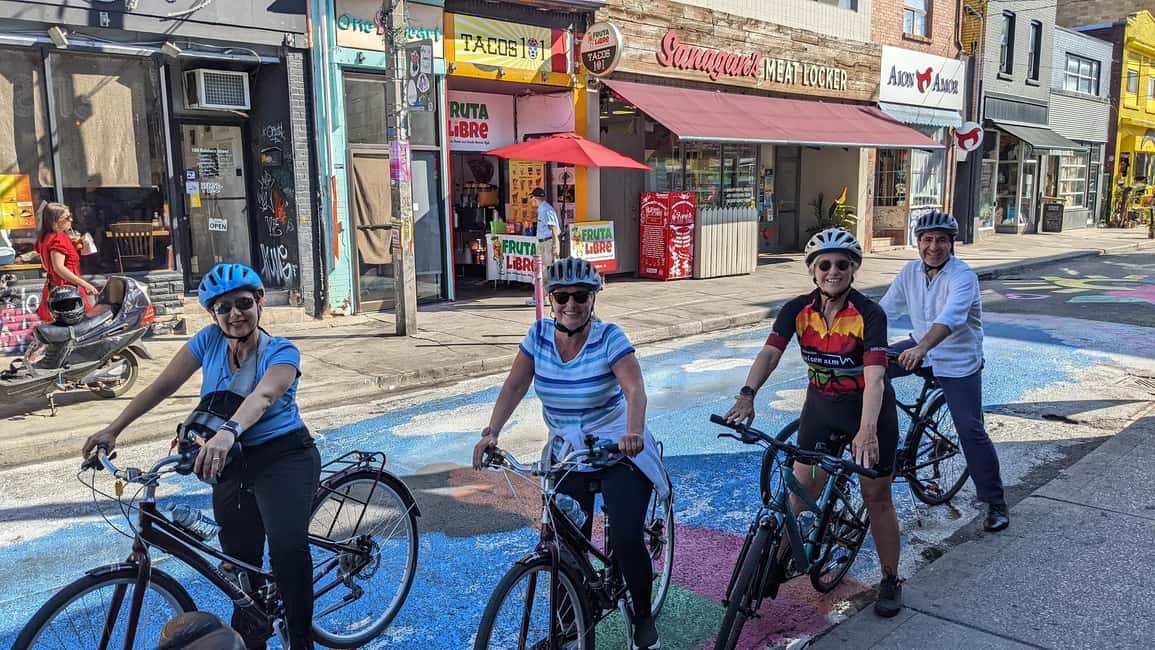 imagen n.º 4 de Toronto: Recorrido en bici de 3,5 horas por el corazón del centro de la ciudad actividad en Toronto, subida por el proveedor