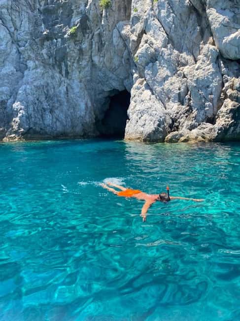 Immagine nº 4 di Capri: tour privato in barca di 3 ore con visita alla Grotta Azzurra attività a Matermania, caricata dal fornitore