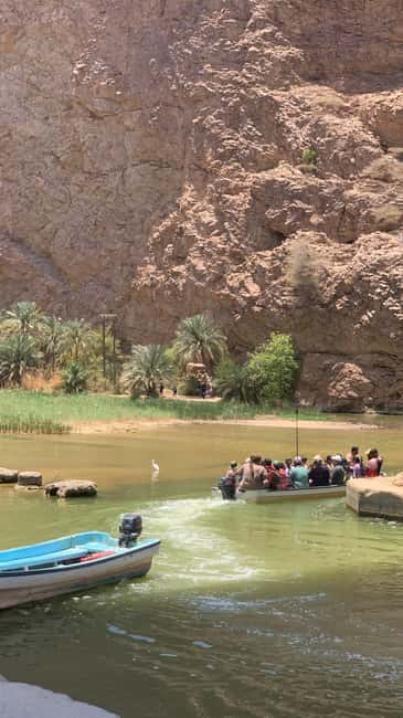 Immagine nº 4 di Muscat: Tour privato di Wadi Shab e Bimmah Sinkhole con pranzo attività a Regione al-Sharqiyya, caricata dal fornitore