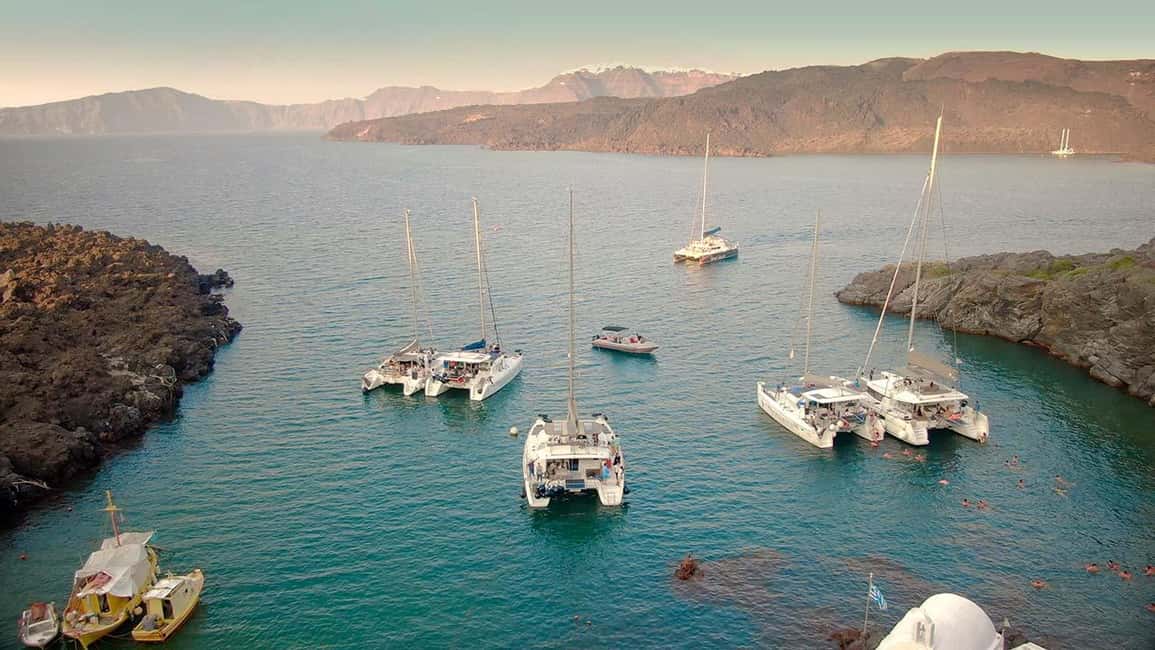 imagem n.30 de Santorini: Cruzeiro ao pôr do sol com jantar grego e transfer atividade em Cíclades, carregada pelo fornecedor