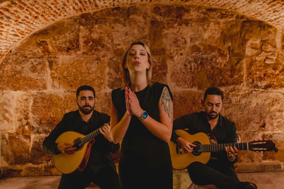 imagem n.1 de Lisboa: Espetáculo de Fado e Vinho dentro das Muralhas Medievais atividade em Lisboa, carregada pelo fornecedor