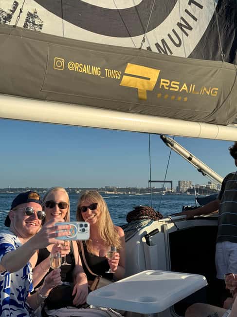 imagem n.29 de Lisboa: Passeio de Veleiro com Guia Local e Open Bar de Vinho Verde atividade em Lisboa, carregada pelo fornecedor